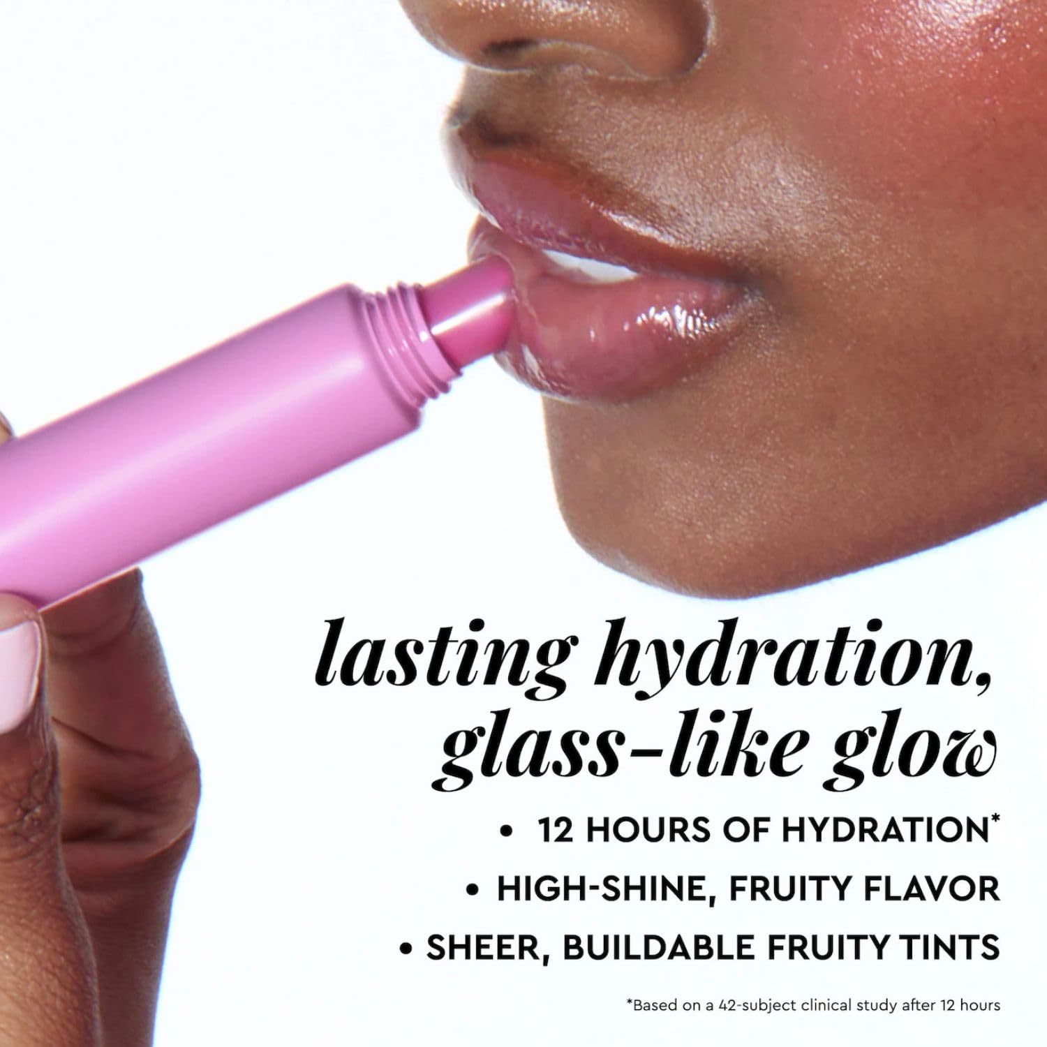 Baume Glow Recipe Glass Balm, fini brillant et teinte légère sur les lèvres.