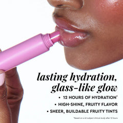 Baume Glow Recipe Glass Balm, fini brillant et teinte légère sur les lèvres.