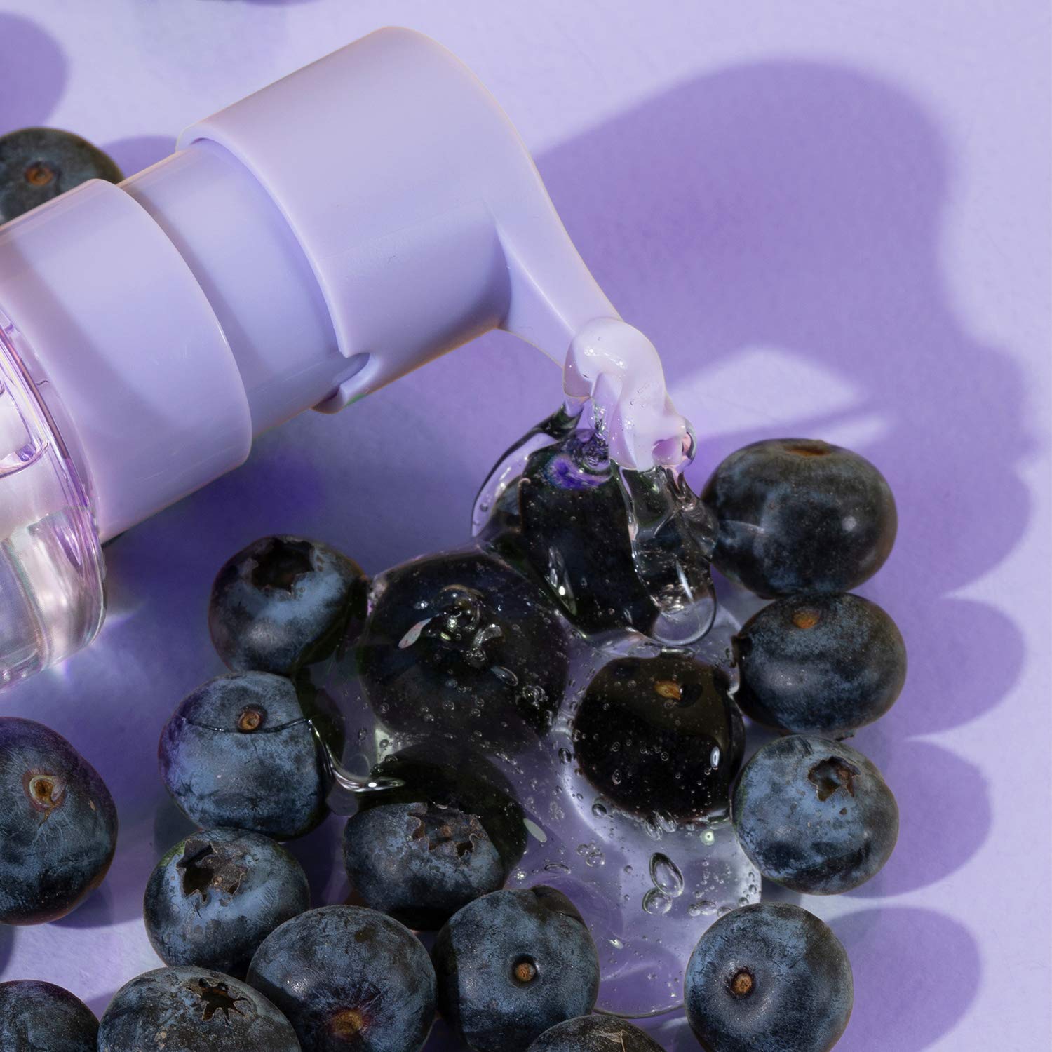 Glow Recipe Blueberry Bounce démaquillant-3-en-1 offre une routine simplifiée.