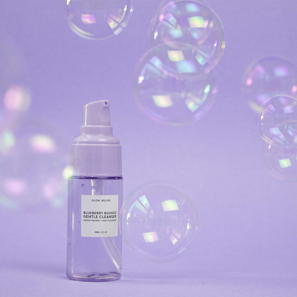 Glow Recipe Blueberry Bounce nettoyant-moussant démaquillant doux prêt pour votre routine.