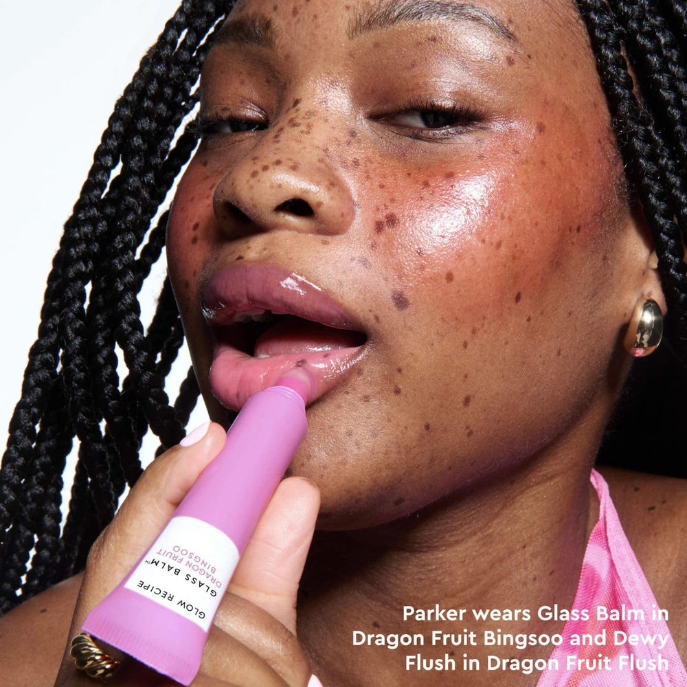 Glass Balm Glow Recipe avec microsphères hyaluronique pour lèvres lisses.