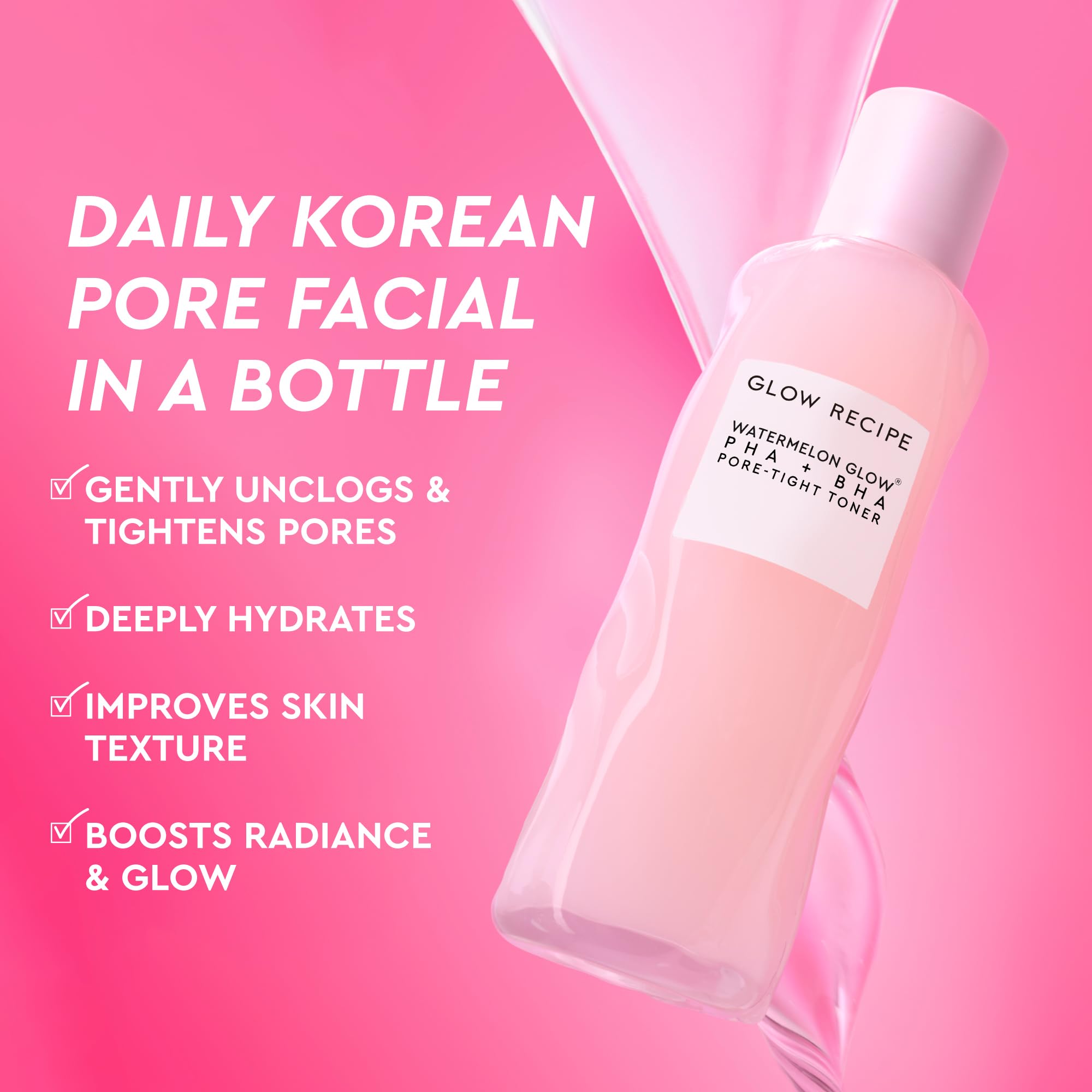 Application du tonique Glow Recipe avec les mains après le nettoyage