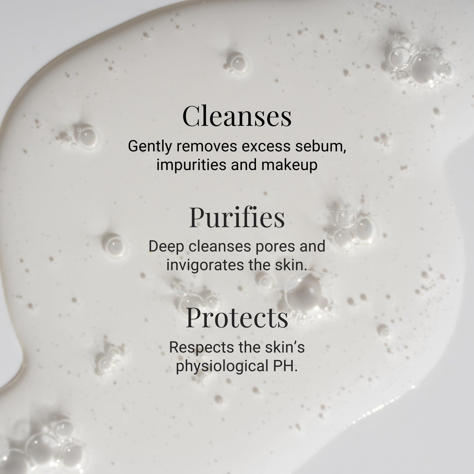 Application du Puractive+: émulsion facile sur peau humide pour une mousse fluide.