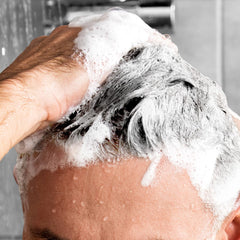Godefroy Silver Fox traite la barbe en douceur avec hydratation.
