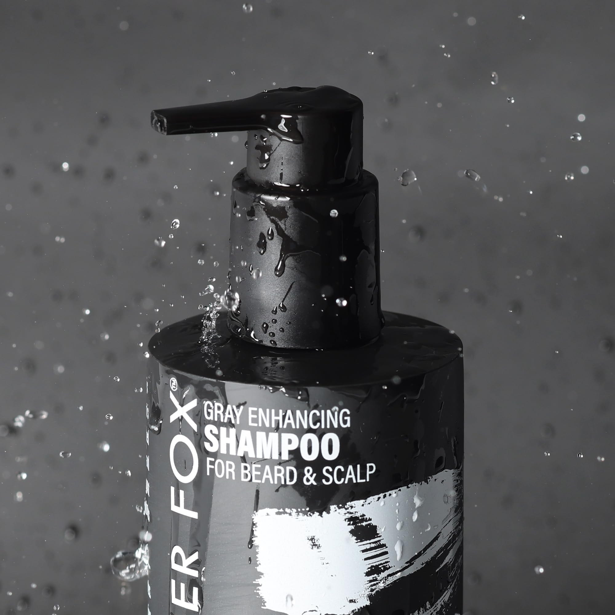 La mousse lavante fluide nourrit barbe et cuir chevelu avec douceur.