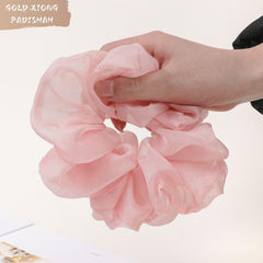 GOLD XIONG PADISHAH scrunchie chiffon XL en queue de cheval montre le maintien confortable