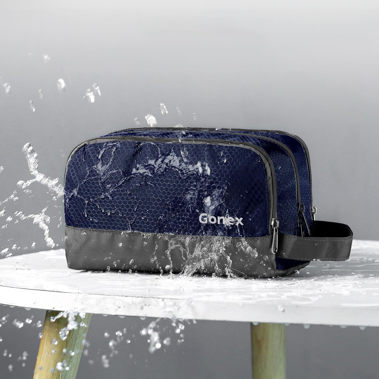 Gonex trousse toilette nylon compartiment principal pour grands flacons et sacs.