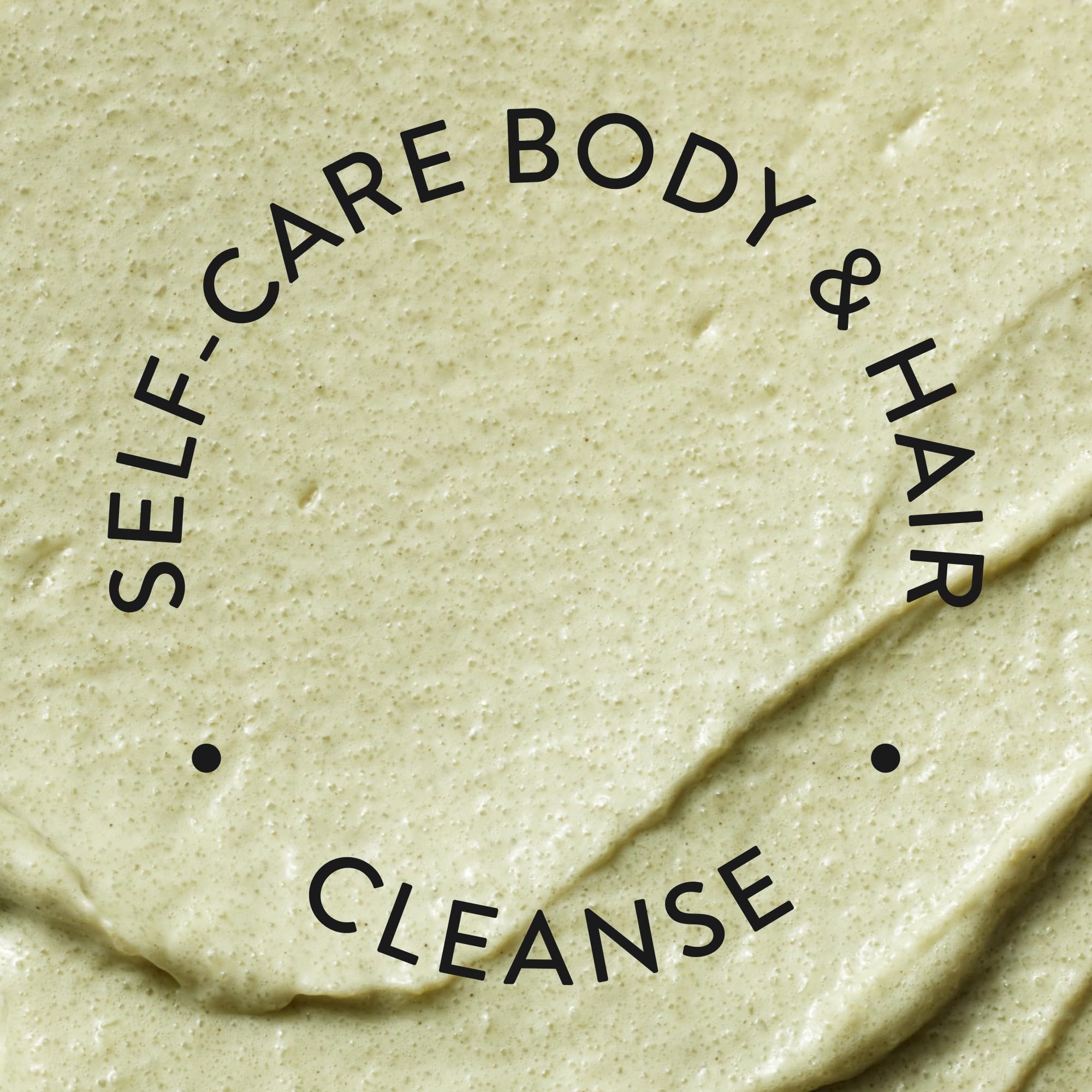 good.clean.goop Powerscrub Scalp Detox – Mousse légère qui se répartit facilement lors du lavage.