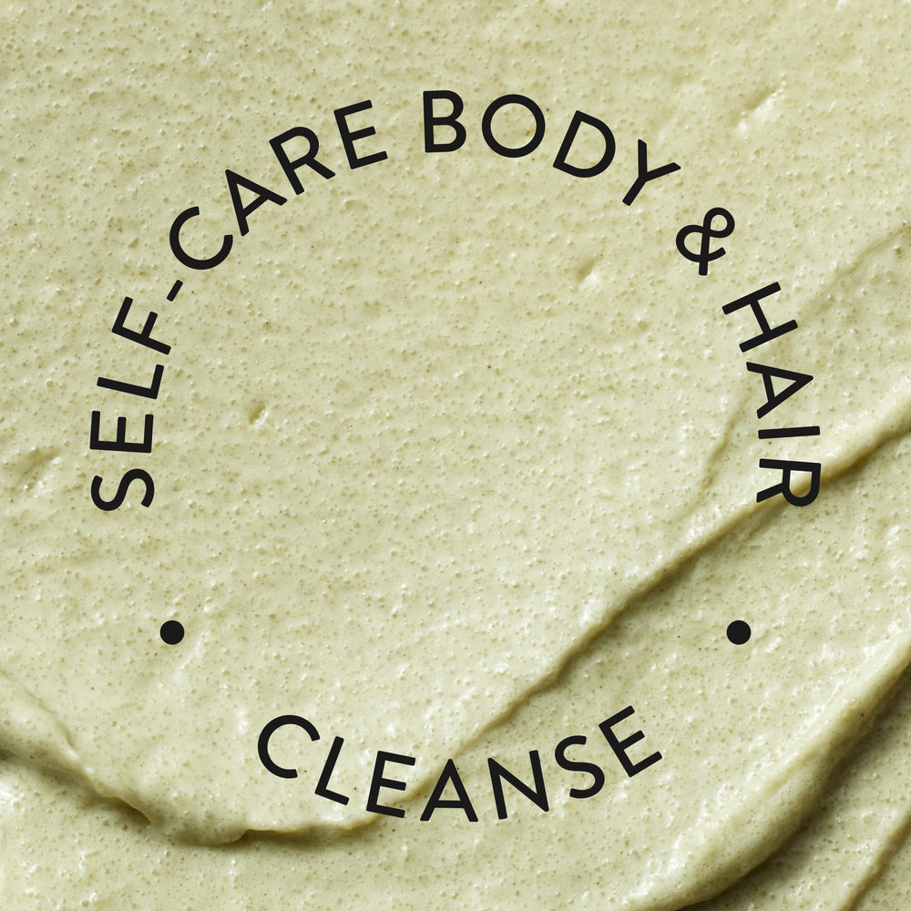 good.clean.goop Powerscrub Scalp Detox – Mousse légère qui se répartit facilement lors du lavage.