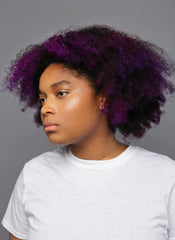 Application de couleur violet temporaire Good Dye Young sur cheveux clairs.