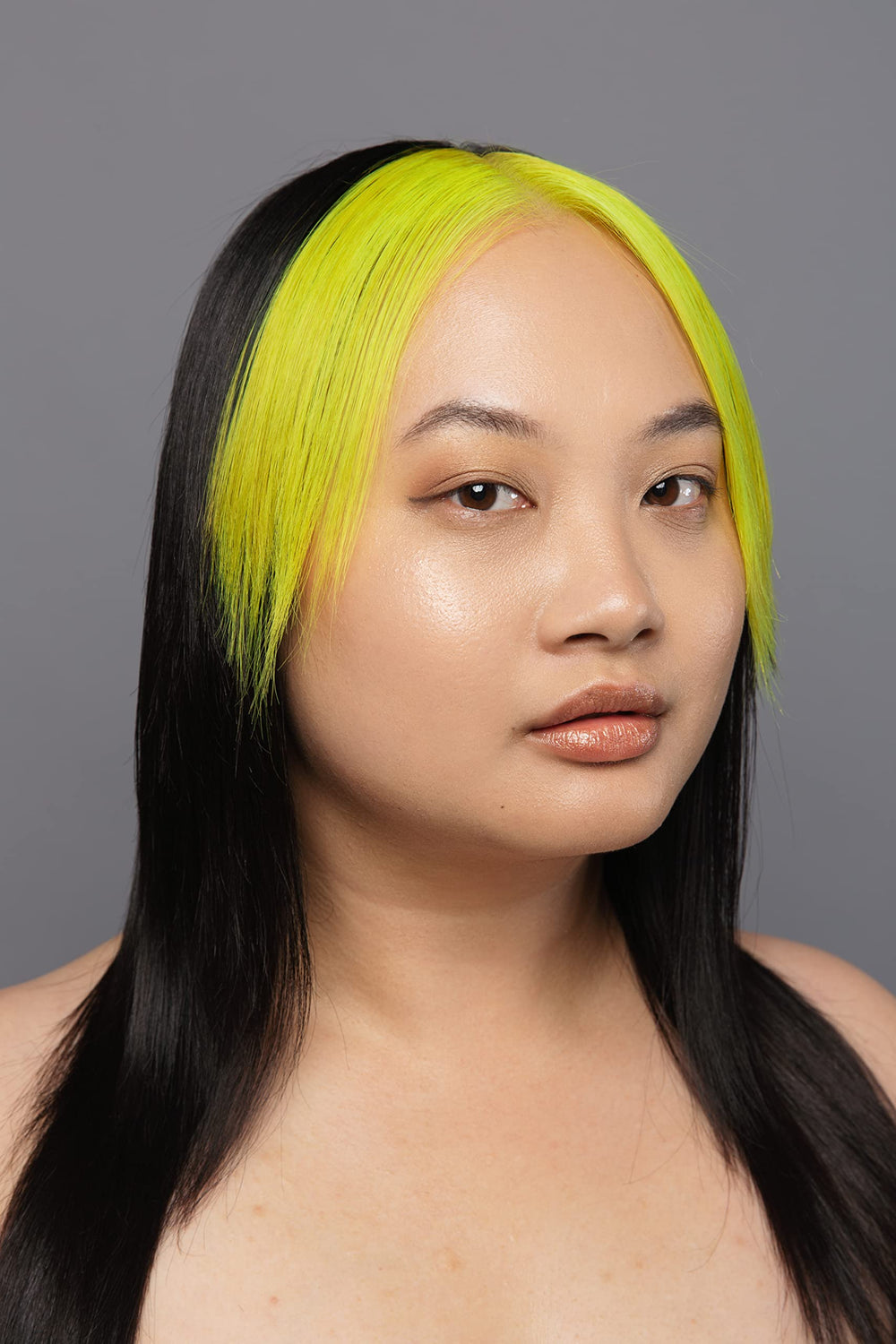 Application de Good Dye Young sur cheveux pour teinte jaune temporaire éclatante.