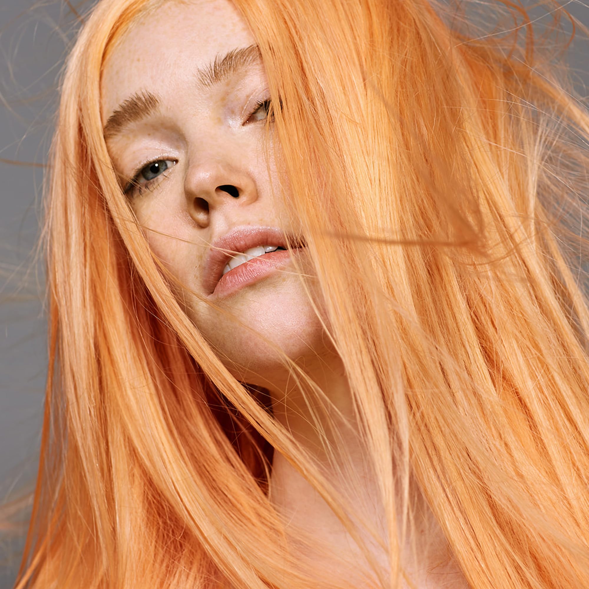 Good Dye Young peche-orange, texture creme riche pour une couleur vibrante sans abîmer les cheveux.