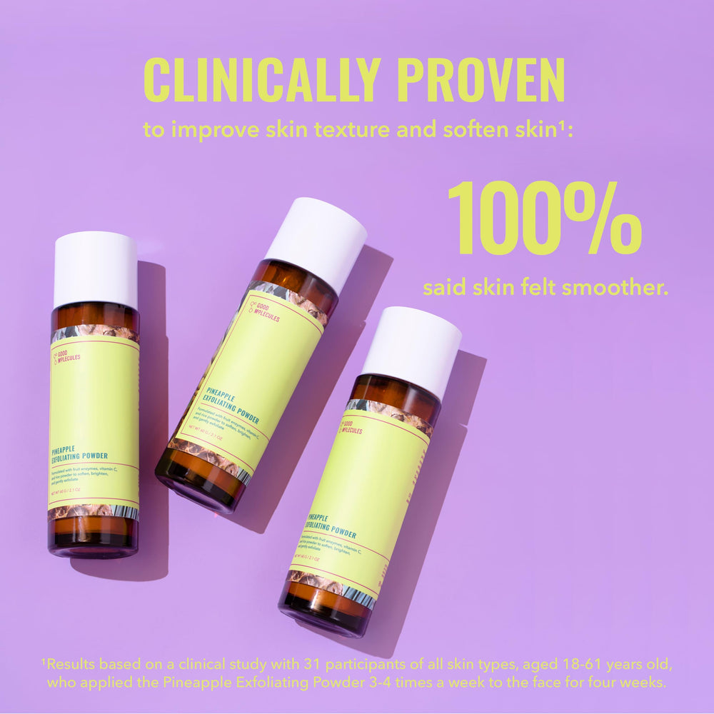 Main en mouvement massant le visage avec la poudre exfoliante Ananas Good Molecules