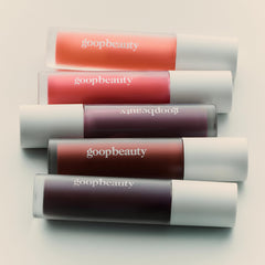 Goop Hydra-Barrier Gel Gloss texture légère et confortable pour l'hydratation longue durée.