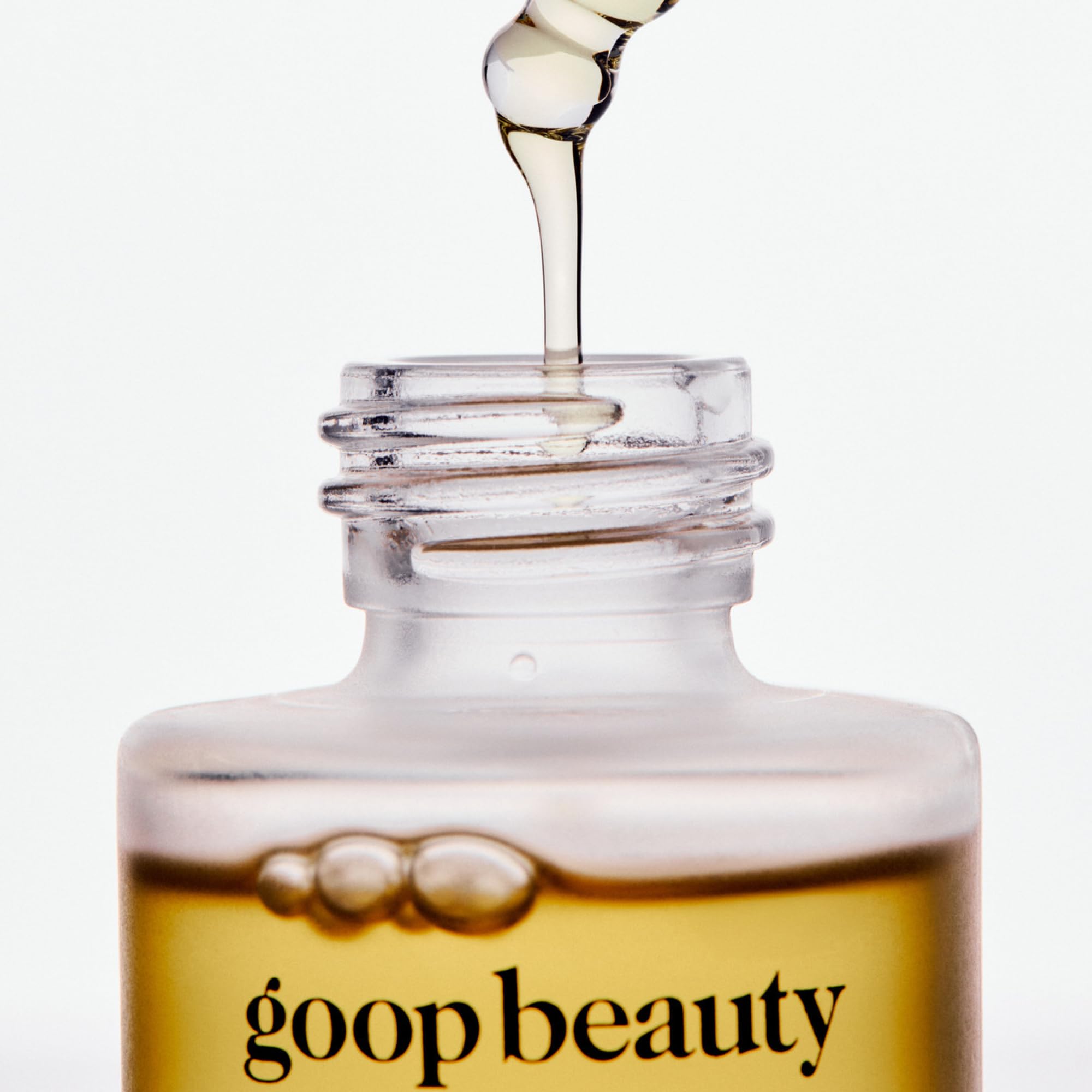 Application cou-décolleté goop Nutrient Face Oil soir, soin ciblé et nourrissant.