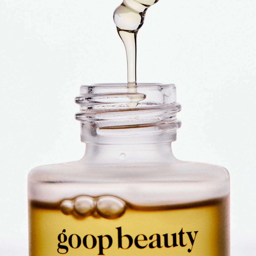 Application cou-décolleté goop Nutrient Face Oil soir, soin ciblé et nourrissant.