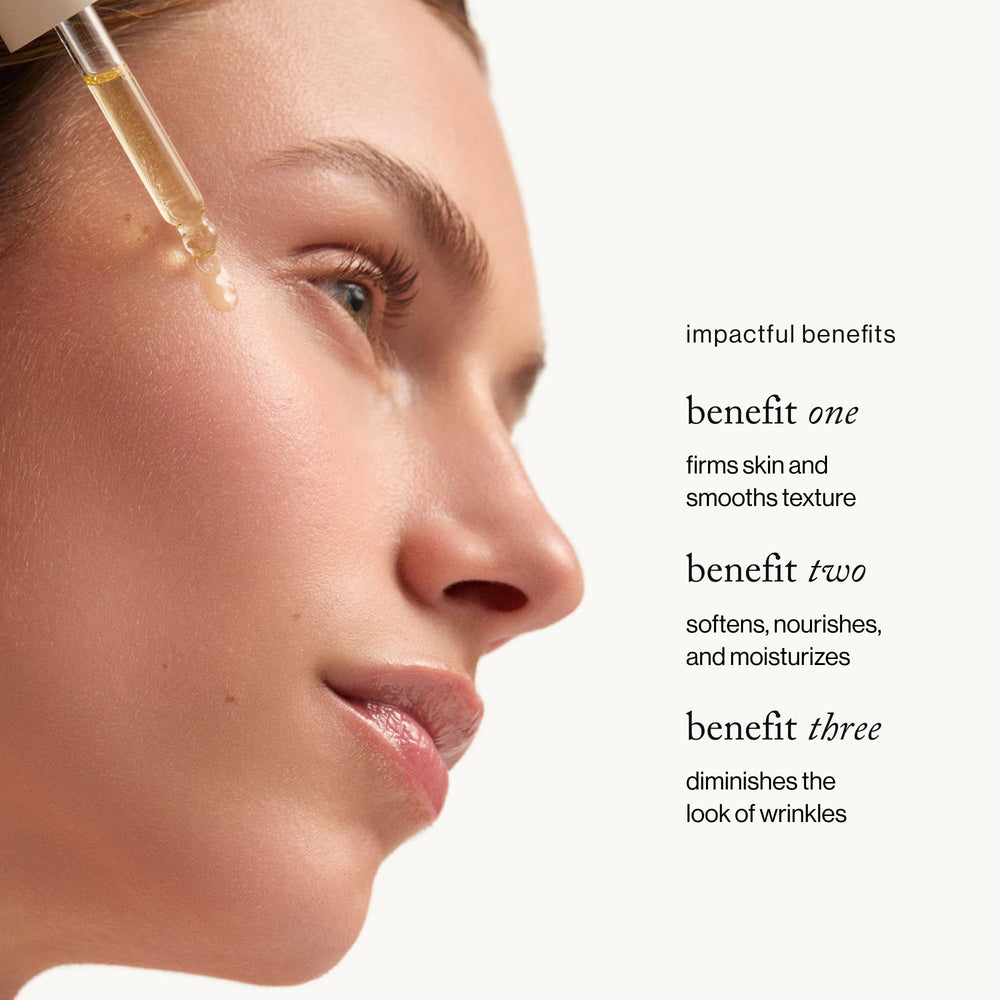 Gouttes goop Nutrient Face Oil sur la paume, diffusion rapide et nourrissante.