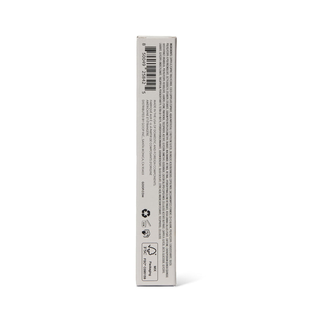 Goop Beauty 3x Retinol Eye Lift Serum, utilisation près du miroir pour le contour des yeux.