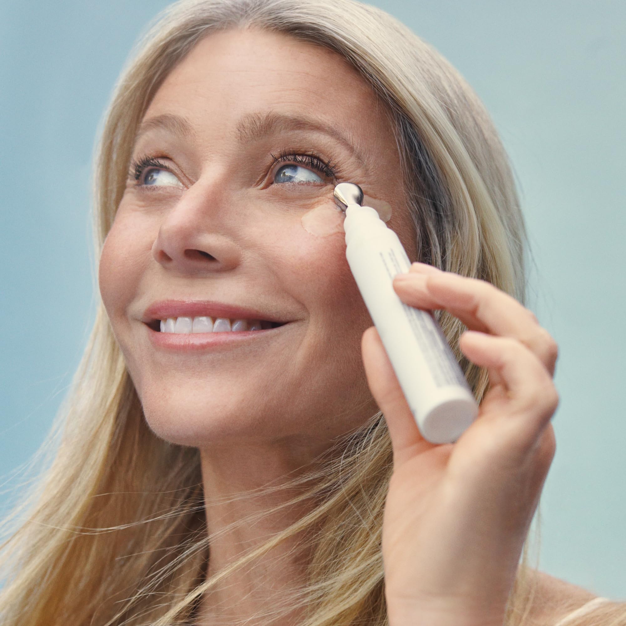 Goop Beauty 3x Retinol Eye Lift Serum, flacon élégant inspirant la routine du soir.