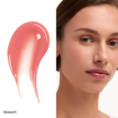 goop Beauty Hydra-Barrier Gel Gloss application sur les lèvres avec une couche légère et soyeuse