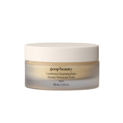 Goop Cleansing Balm fond sur le visage et démaquille maquillage et écran solaire en douceur.