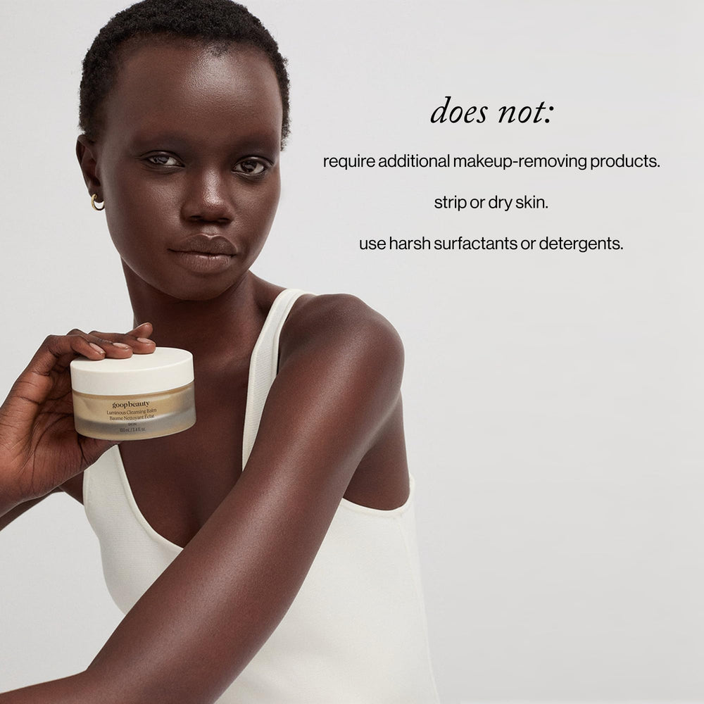 Texture crème du baume nettoyant Goop prête à être appliquée sur peau sensible.