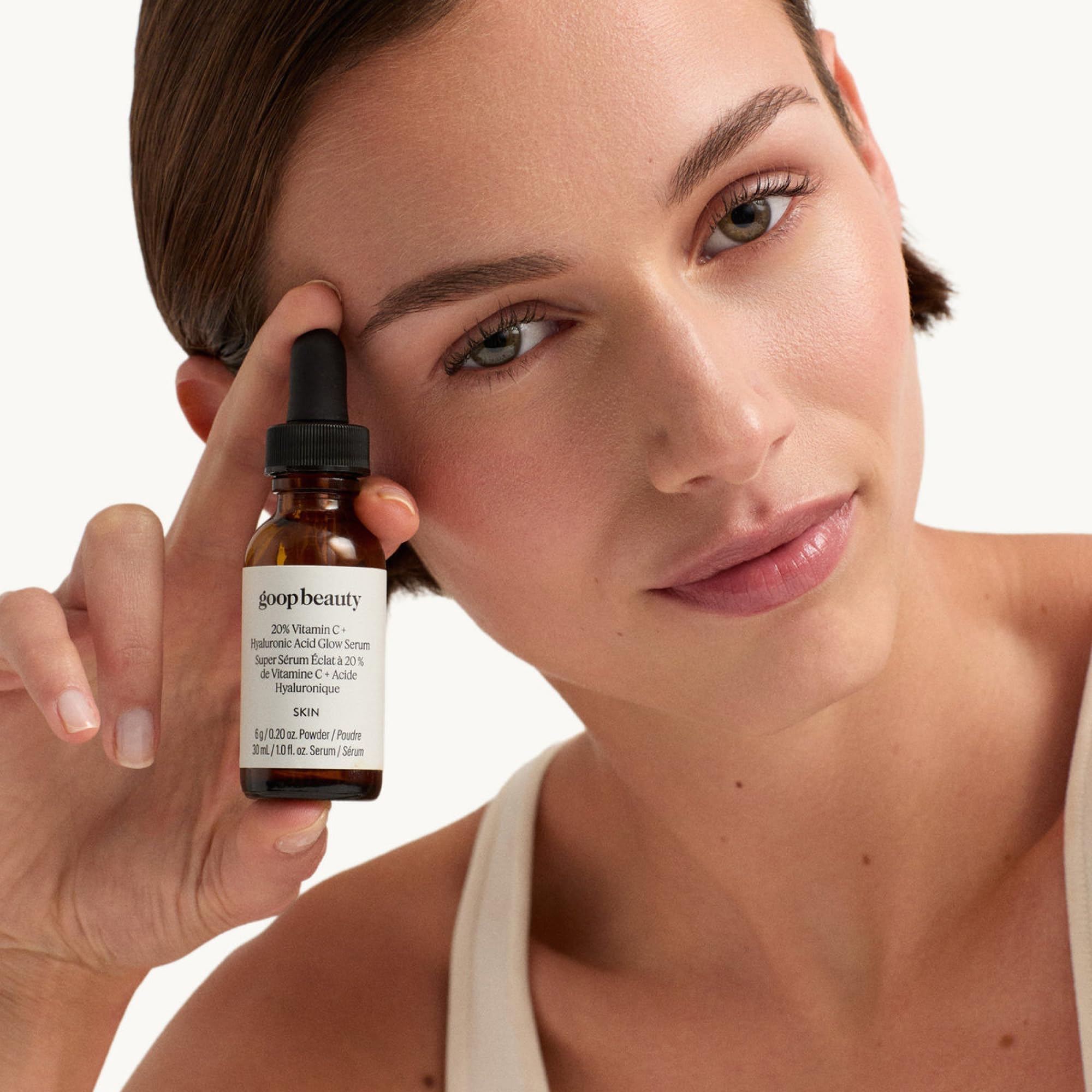 Goop Sérum vitamine C 20% appliqué sur le visage pour un teint éclairci.