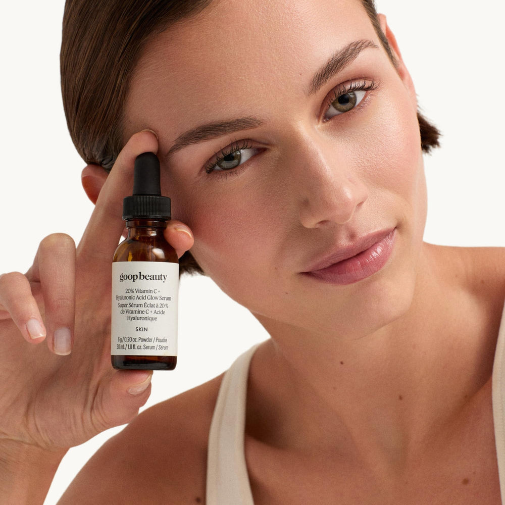 Goop Sérum vitamine C 20% appliqué sur le visage pour un teint éclairci.