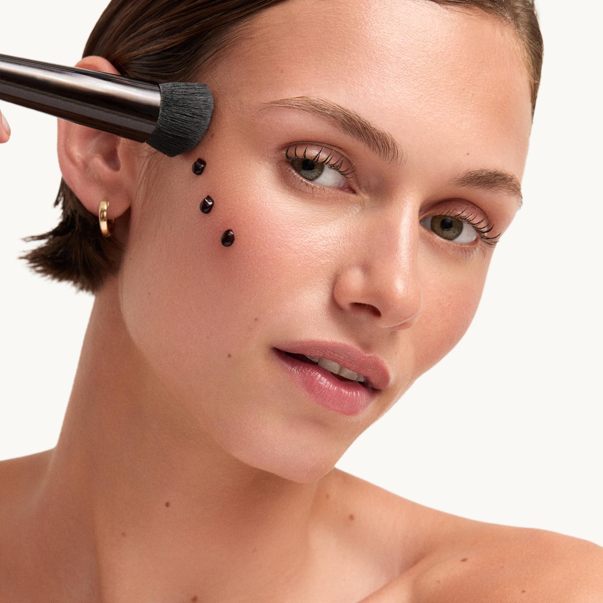 Goop Summertone Gel Bronzant - peau avec fini naturel et ton hâlé discret.