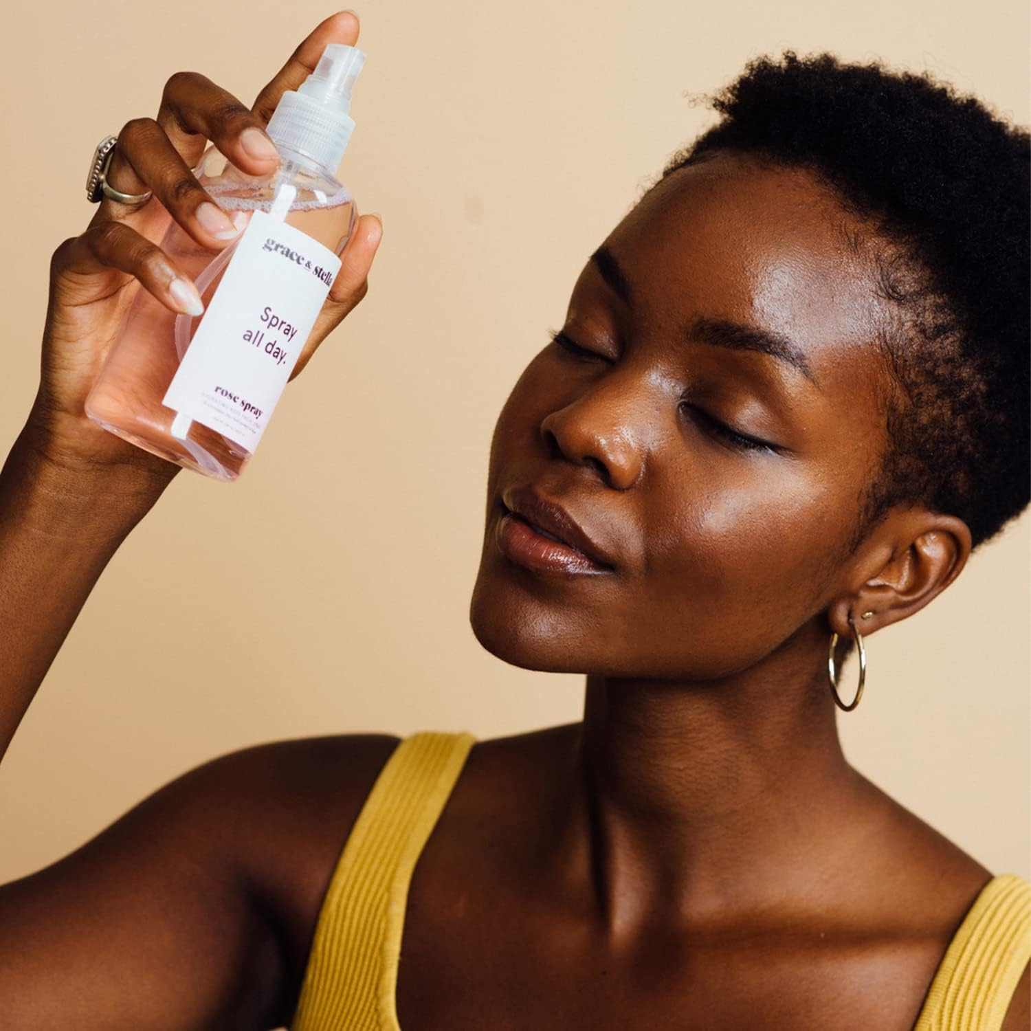 Grace & Stella eau-rose-visage-application-brumisateur : application douce et rafraîchissante.