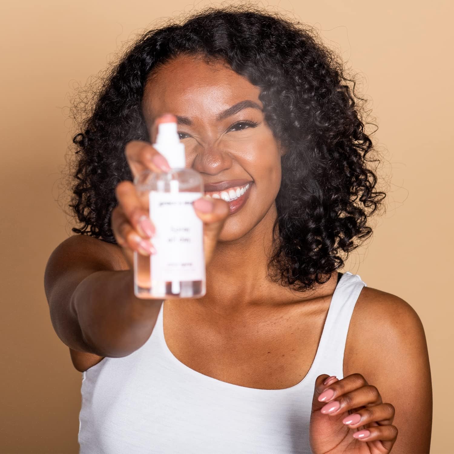Grace & Stella eau-rose-visage-spray-maquillage-fixateur : peut servir comme fixateur léger.