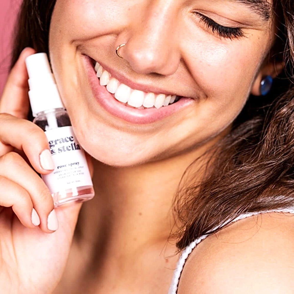 Grace & Stella fixateur maquillage rose eau : prolonge la tenue du maquillage.