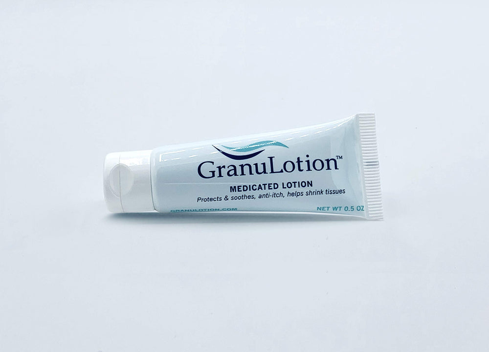 GranuLotion permet des retouches quotidiennes sans effort, pratique en poche.