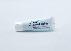 GranuLotion permet des retouches quotidiennes sans effort, pratique en poche.