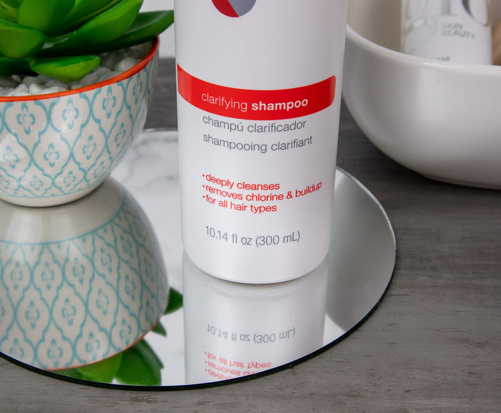 Texture crème légère du Shampoing Clarifiant GREAT CLIPS prête pour l'application.