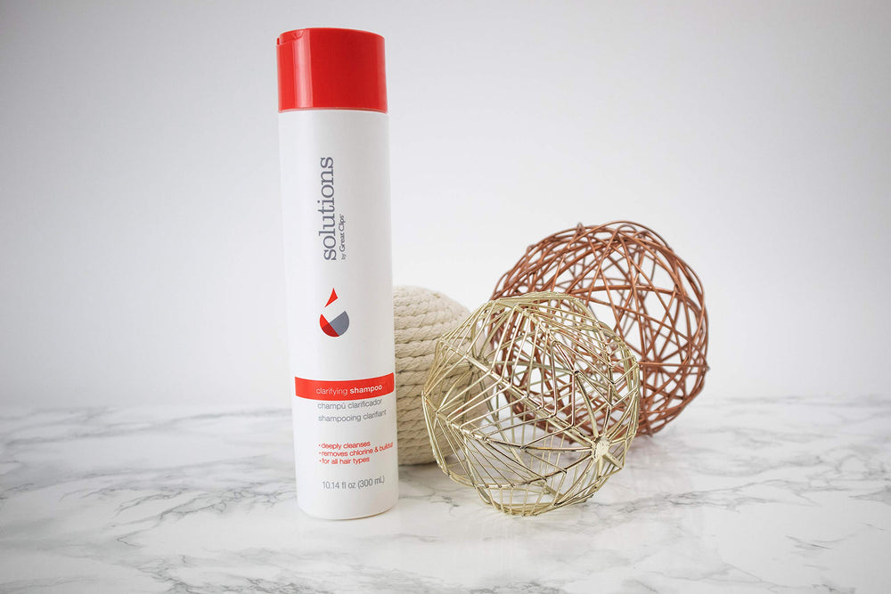 Utilisation démontrée du Shampoing Clarifiant GREAT CLIPS pour cheveux propres après lavage.