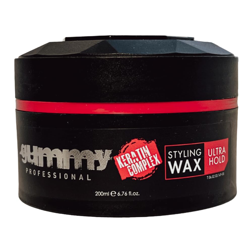 Gummy Ultra Hold appliqué entre les mains pour faciliter le coiffage.