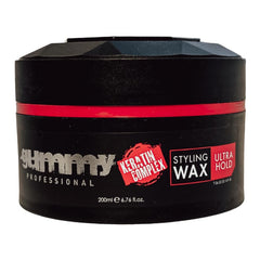 Gummy Ultra Hold appliqué entre les mains pour faciliter le coiffage.