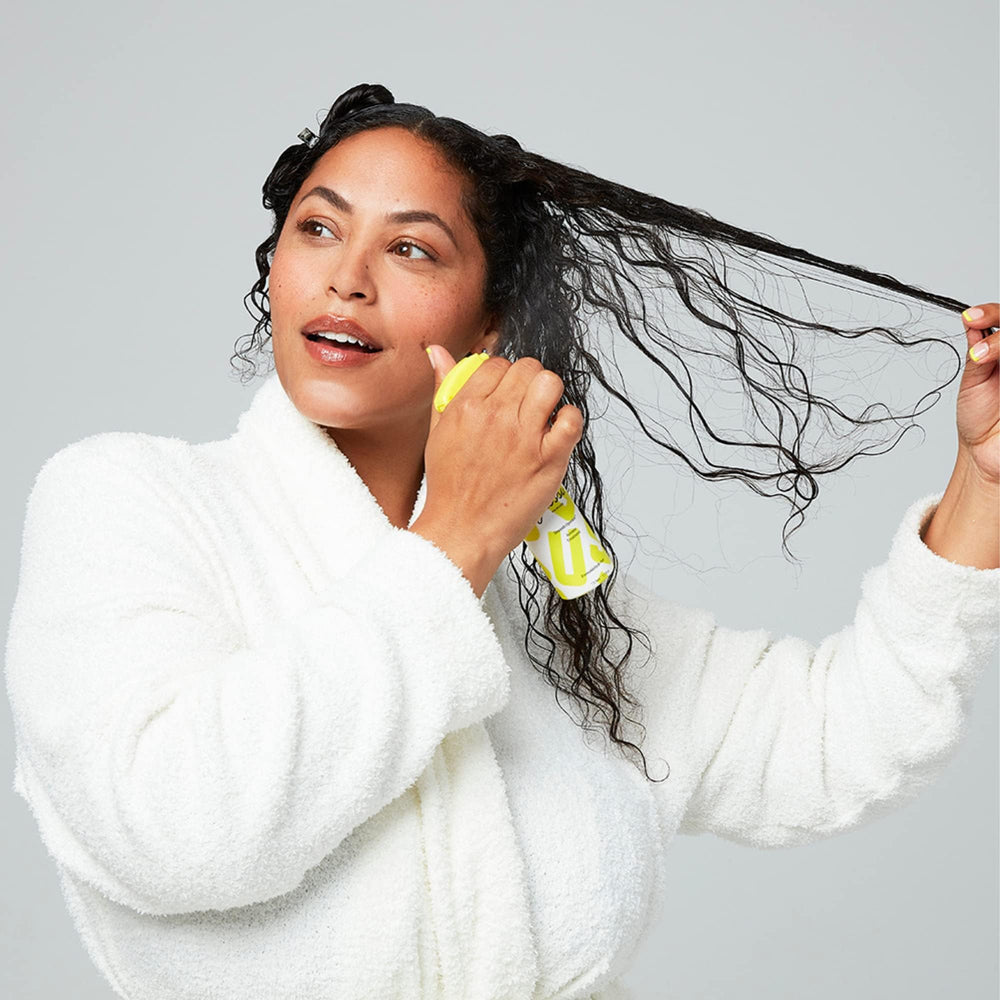 Cheveux lisses et brillants après le soin GUSSI HAIRCARE à domicile.