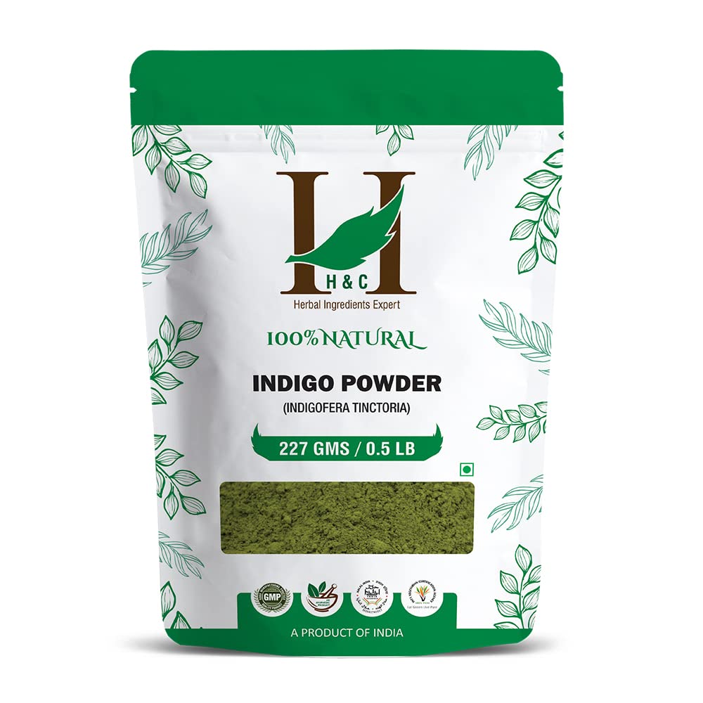 Poudre Indigo H&C en cours d'application sur cheveux.