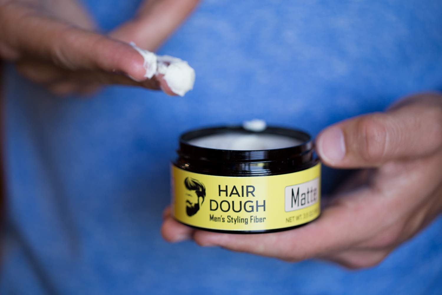 Hair Dough Styling Clay offre une tenue ferme qui dure toute la journée.