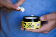 Hair Dough Styling Clay offre une tenue ferme qui dure toute la journée.