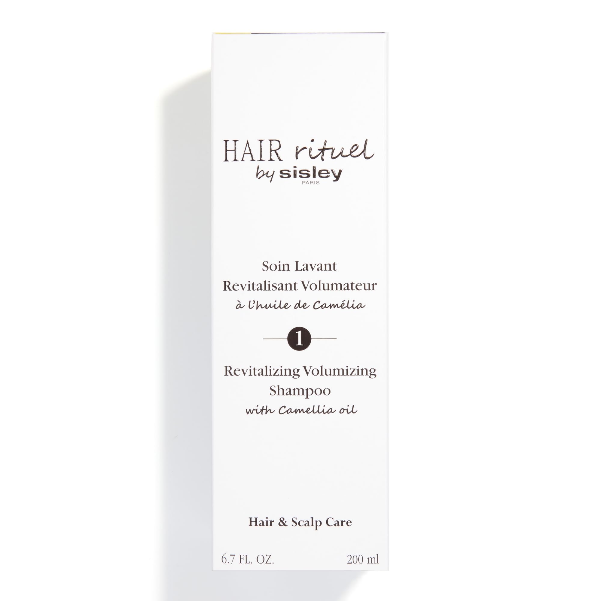 Hair Rituel par Sisley - application et massage du cuir chevelu pour une sensation fraîche.