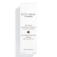 Hair Rituel par Sisley - application et massage du cuir chevelu pour une sensation fraîche.