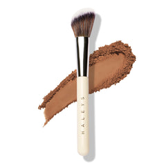 Pinceau HALEYS anglé pour dessiner le contour du visage avec précision.