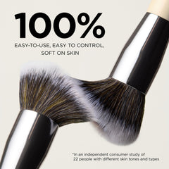 Pinceau Haleys Kabuki blush pour un rendu frais et uniforme.