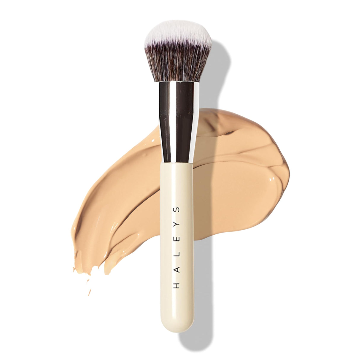 Pinceau Haleys Kabuki dense pour une couvrance homogène et naturelle.