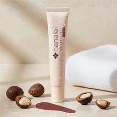Texture crémeuse du Hanalei Lip Treatment pour une douceur prolongée.