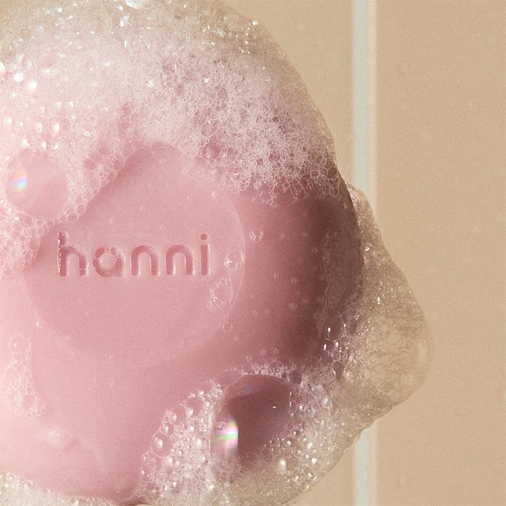 HANNI Cocoon Cleanse Serum, texture mousse-lait veloutée prête à l’emploi.