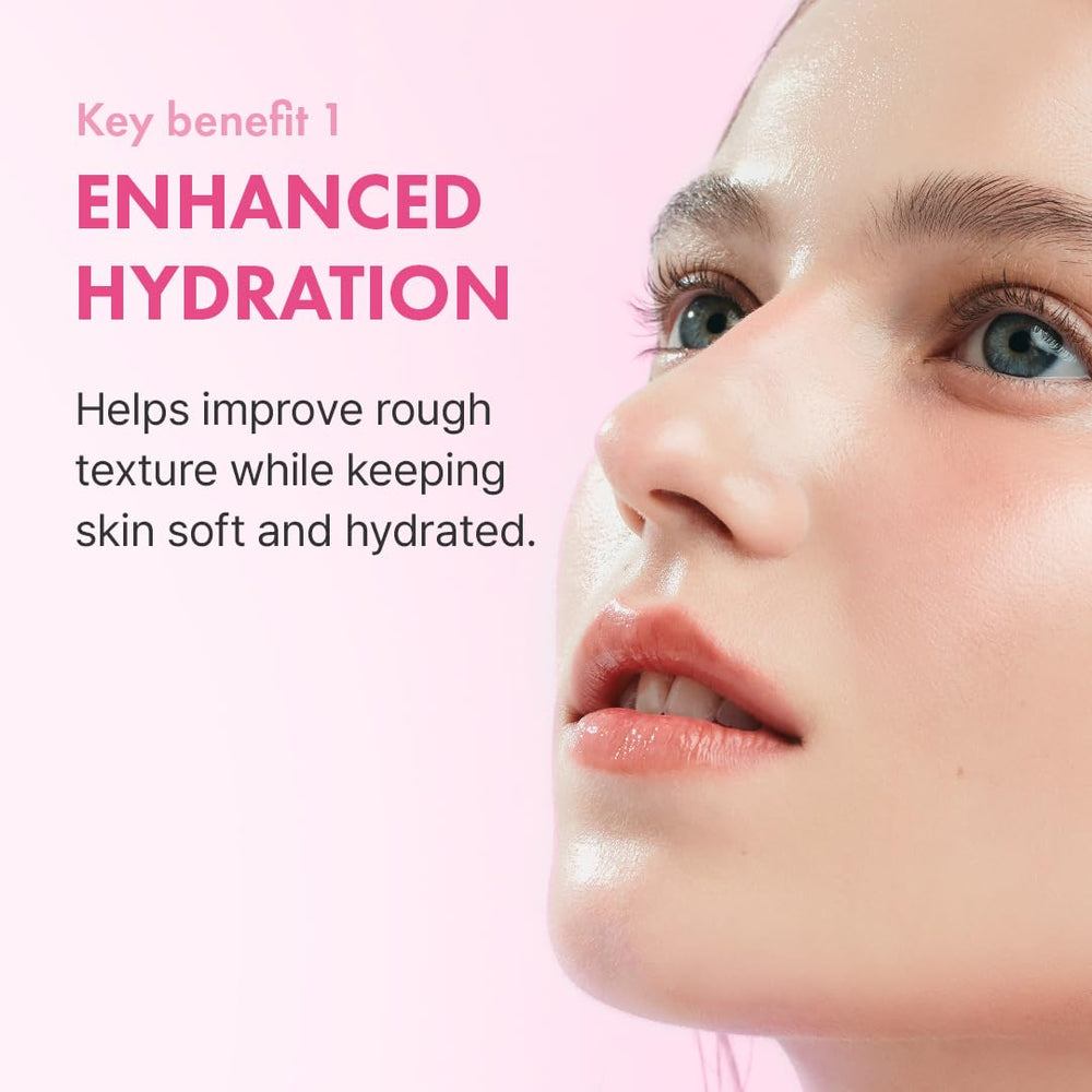 Application sur le visage avec Hanskin Hyaluron Toner pour hydratation en douceur.